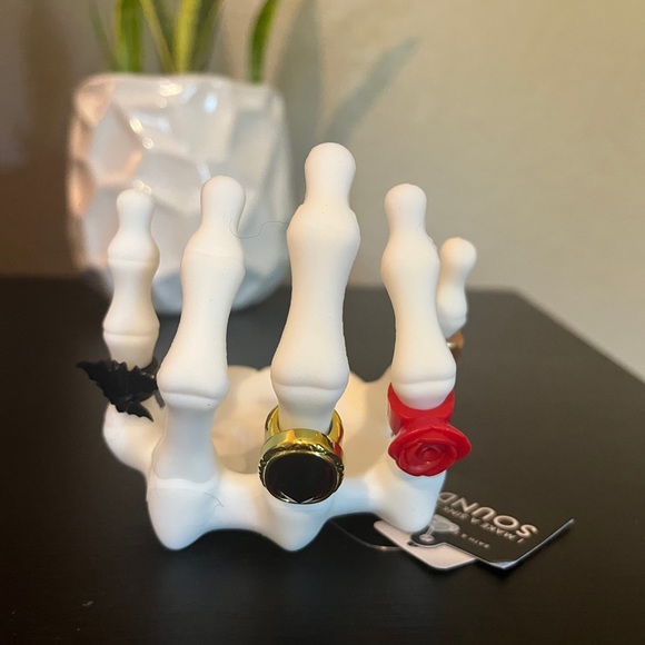 Bath & Body Works Spooky Skeleton Foaming Hand Soap Holder - Glows in the dark! - Picture 5 of 7